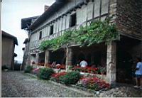 Perouges, Place du tilleul, Terrasse de restaurant (ancienne halle) (2)